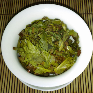 穿上了一片式齐胸汉服后，